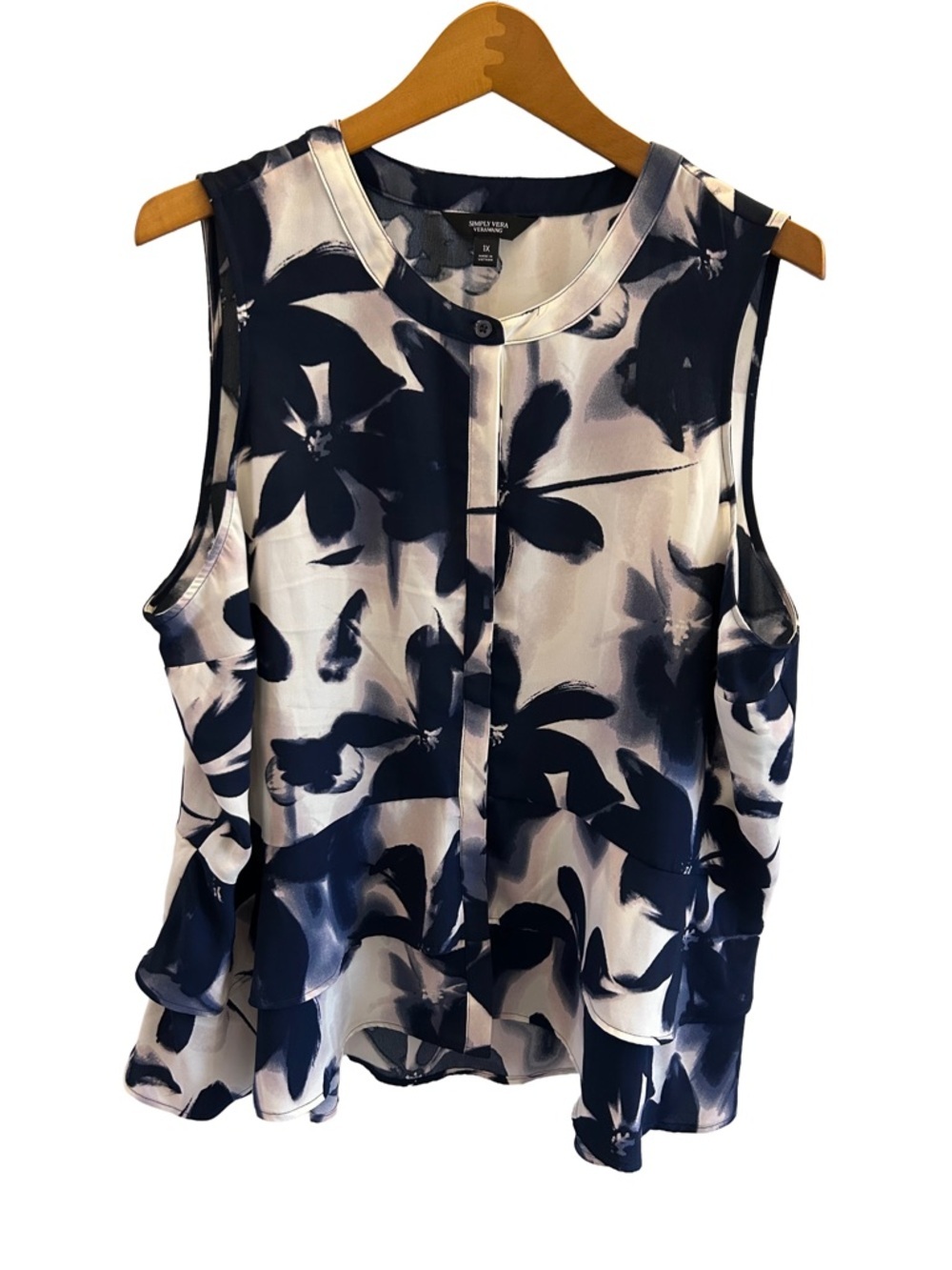 Simply Vera Vera Wang Beautiful Flowy Navy and Cream Floral Sleeveless Top 1X - Picture 2 of 8